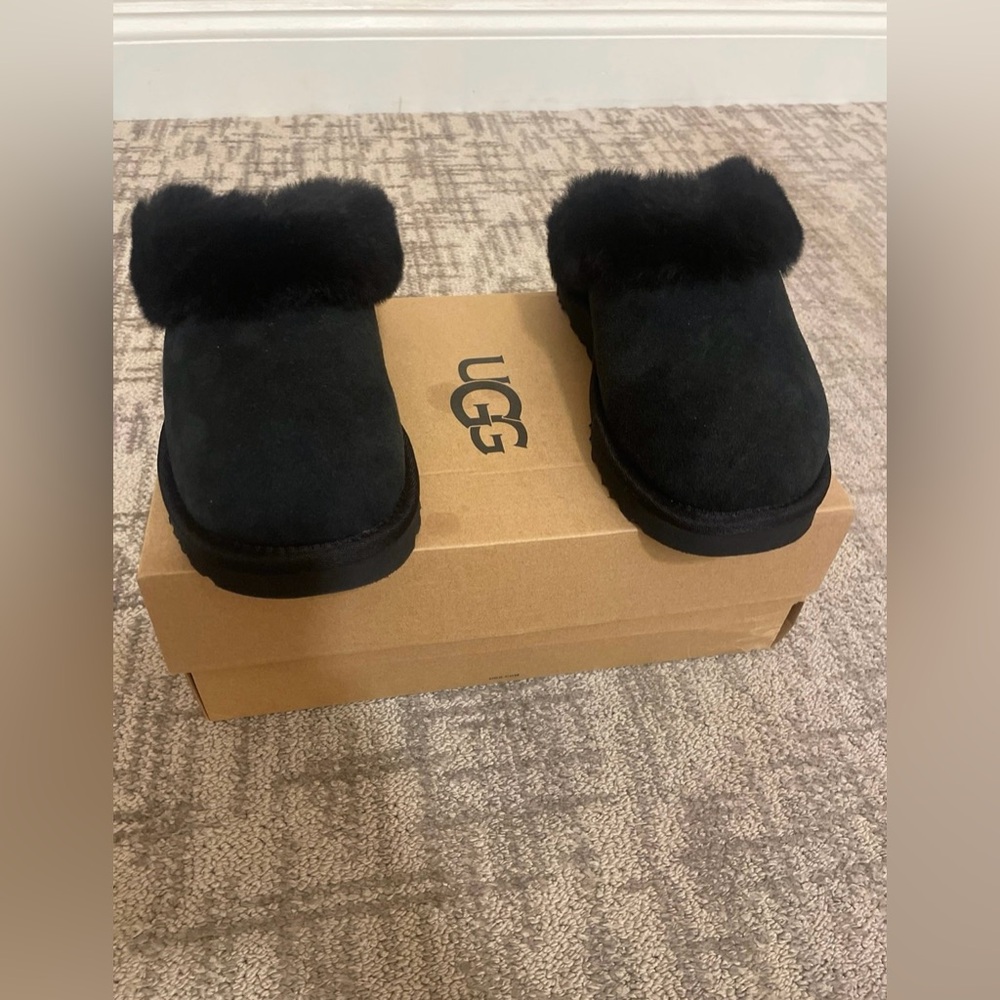 Nwt UGG W CLASSIC SLIPPERS ll Size 5